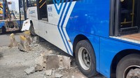 Bus TransJakarta menabrak separator busway di Jalan Sudirman, Jakarta Pusat, tepatnya di depan Ratu Plaza. Beton separator sampai pecah akibat kejadian tersebut. (Foto: Yogi Ernes/detikcom)
