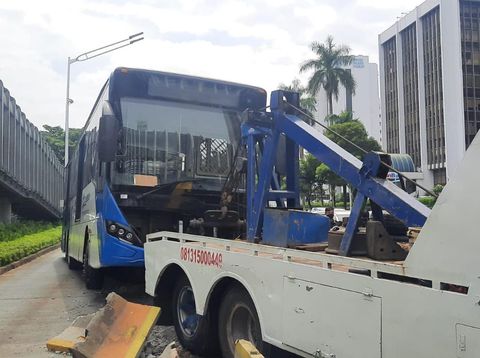 Transjakarta tabrak separator busway di Sudirman, Jumat (3/12/2021)