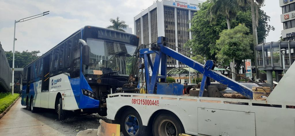 Transjakarta tabrak separator busway di Sudirman, Jumat (3/12/2021)