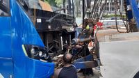 Foto: Bus TransJ Hantam Separator Busway Hingga Beton Pecah