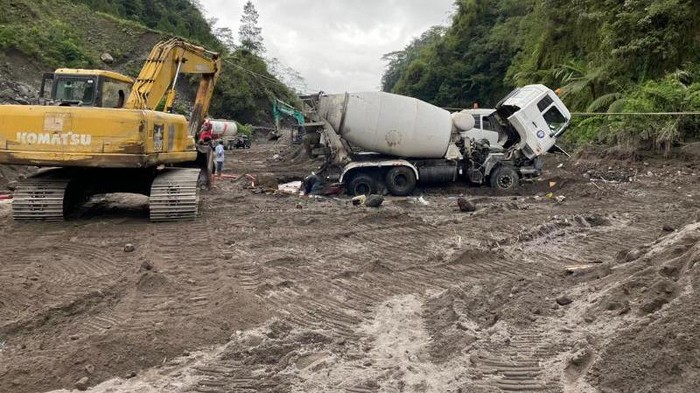 Truk yang diterjang banjir lahar hujan Gunung Merapi di proyek sabo dam Sungai Senowo, Kabupaten Magelang, dievakuasi, Jumat (3/12/2021).