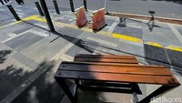 Trotoar di Jalan Senopati tampak dilengkapi meja dan kursi di sejumlah titik.