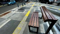 Kehadiran meja dan kursi itu pun menarik perhatian para pengguna jalan.