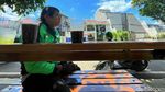 Wajah Trotoar di Jalan Senopati, Jaksel yang Dilengkapi Meja-Kursi