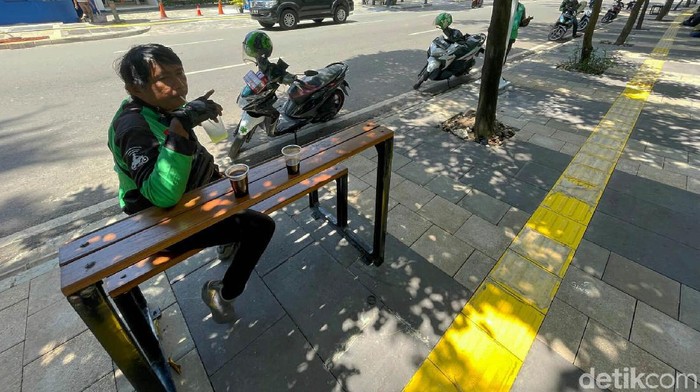 Kehadiran meja dan kursi di trotoar Jalan Senopati, Jakarta, menarik perhatian para pengguna jalan. Tak jarang warga duduk-duduk di sana sembari beristirahat.