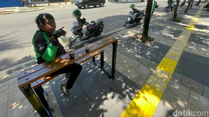 Wajah Trotoar di Jalan Senopati yang Kini Dilengkapi Meja-Kursi Kehadiran meja dan kursi di trotoar Jalan Senopati, Jakarta, menarik perhatian para pengguna jalan. Tak jarang warga duduk-duduk di sana sembari beristirahat.