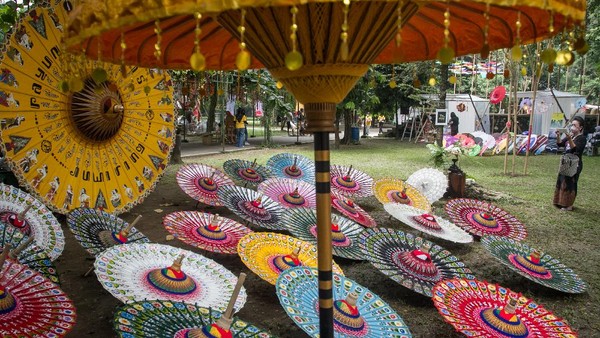 Festival yang menampilkan berbagai seni kreasi payung tersebut digelar untuk melestarikan kerajinan payung tradisional nusantara.
