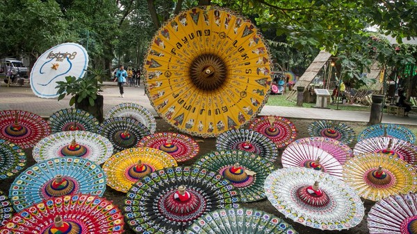 Festival payung ini juga sekaligus upaya mempertemukan pelaku industri kreatif payung dan penggiat seni karnaval.