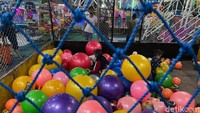 Pasar malam menjadi salah satu pilihan alternatif warga untuk berekreasi bersama keluarga.