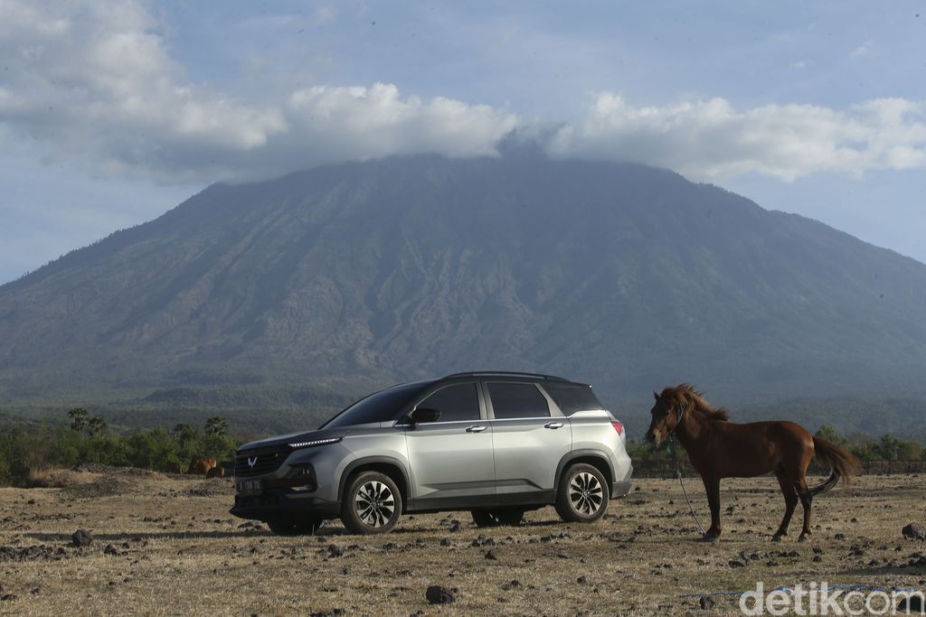 detikOto mencoba membawa Wuling Almaz RS ini menuju Savana Tianyar di Karangasem, Bali dengan medan berpasir dan berbatu.