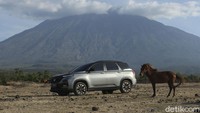 Kali ini, detikOto bersama tim detikTravel dan detikFood melakukan tes seberata tangguh Wuling Almaz di Savana Tianyar di Karangasem, Bali.