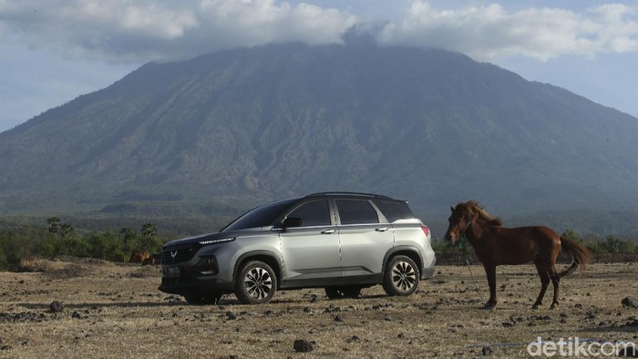 detikOto mencoba membawa Wuling Almaz RS ini menuju Savana Tianyar di Karangasem, Bali dengan medan berpasir dan berbatu.
