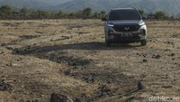 Jalanannya cukup menantang, berbagai tanjakan dan jalan sempit dengan medan berpasir dan berbatu.