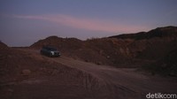 Saat take off kembali dari posisi berhenti di tengah tanjakan berpasir, Wuling Almaz RS tetap bisa melaju dengan mulus tanpa kehilangan traksi.