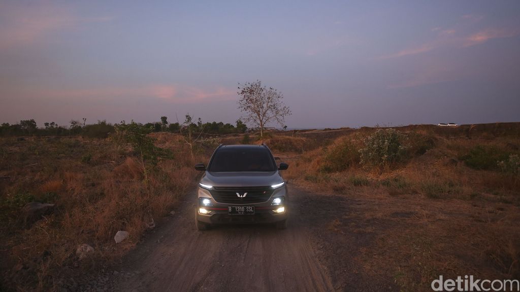 detikOto mencoba membawa Wuling Almaz RS ini menuju Savana Tianyar di Karangasem, Bali dengan medan berpasir dan berbatu.