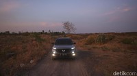 Melalui jalan bergelombang, mobil tidak mantul-mantul, malah cenderung anteng diajak ngebut.