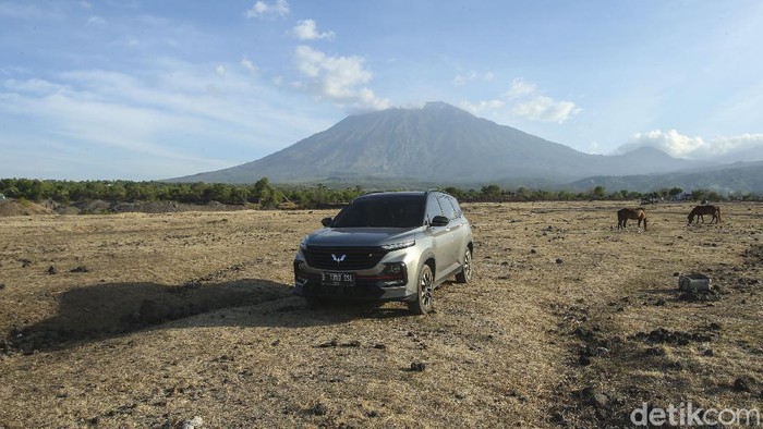 Wuling Almaz Turbo Pamer Jati Diri di Savana Tianyar Bali detikOto mencoba membawa Wuling Almaz RS ini menuju Savana Tianyar di Karangasem, Bali dengan medan berpasir dan berbatu.