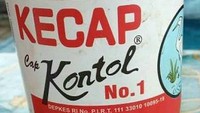 Waduh! Merek kecap ini antimainstream dan dijamin bikin geleng kepala. Kok bisa ya lolos sensor? Kira-kira malu nggak kalau beli kecap ini di warung?  Foto: Facebook 1Cak