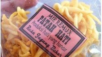 Tampaknya pemilik usaha makanan ini memulai bisnis saat sedang patah hati. Ia menamai produk mie buatannya dengan merek Mie Remuk Patah Hati Foto: Facebook 1Cak