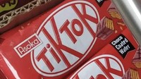 Kalau cokelat yang satu ini punya merek mirip media sosial. Kayaknya habis makan cokelat bisa langsung joget pargoy. Foto: Facebook 1Cak