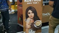 Kopi yang sempat geger beberapa waktu lalu ini merupakan bisnis besutan Lucinta Luna. Racikan kopi dan menthol disingkat jadi Ko&Thol yang memiliki konotasi porno.  Foto: Facebook 1Cak
