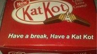 Merek cokelat ternama ini banyak ditiru oleh produsen nakal. Merek Kit Kat malah diubah menjadi Kat Kot. Kemasan dan warnanya pun dibuat sangat mirip.  Foto: Facebook 1Cak