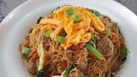 Untuk menambah kelezatan bihun goreng sekaligus nutrisinya, coba tambahkan irisan telur dadar. Rasanya juga bakal makin enak dengan penambahan ebi dalam bumbunya. Resep bihun goreng telur bisa kamu intip di sini. Foto: dettikfood