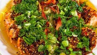 Hidangan bihun ini dijamin istimewa. Namanya bihun kukus yang diberi tambahan topping udang dan saus cabe super pedas. Menu populer di restoran China ini bisa kamu bikin sendiri di rumah dengan langkah berikut. Foto: Masak Masak Trans TV