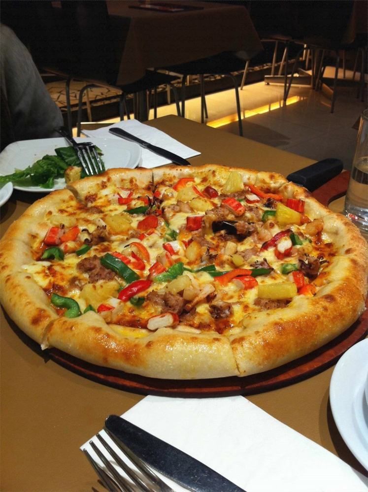 10 Topping Pizza Paling Nyeleneh, Ada Bubble Tea hingga Durian!