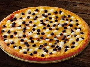 10 Topping Pizza Paling Nyeleneh, Ada Bubble Tea hingga Durian!