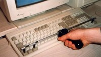 Cara untuk menghapus dokumen di komputer biasanya dengan menekan tombol ctrl, alt dan del. Kini ada alatnya juga. (Dok: Inventos_locos/brightside) 