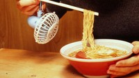 Biar tidak kepanasan, mi yang akan dimakan biasanya ditiup. Sumpit ini dilengkapi kipas biar mi yang dimakan langsung adem. (Dok: Kenji Kawakami/brightside) 