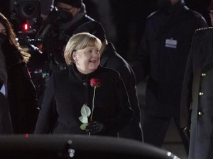 Angela Merkel Pamit dengan Lagu Punk dan Hati Lapang