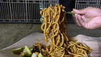 Untuk racikannya di sini pakai bumbu bawang putih halus, kemudian kecapnya ada kecap ikan dan kecap udang, sama kecap manis, pakai tiram sedikit biar enak. Untuk daging babi kecapnya juga sudah matang, menggunakan daging cincang jadi sudah tidak ada aroma amis.  Foto: detikFood