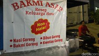 Nama Bakmi Asap mungkin masih asing di telinga banyak orang, namun bagi mereka penggemar mie yang tinggal di daerah Penjaringan, Jakarta Utara, pasti sudah tidak asing dengan gerobak Bakmi Asap yang sehari-harinya berjualan persis di depan Sekolah Kristen Nazaret. Foto: detikFood