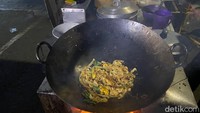Berbeda dengan mie tek-tek atau mie goreng gerobakan lainnya. Ada yang membuat Bakmi Asap jadi lebih spesial dari mie lainnya. Pertama metode masaknya, sang penjual, Koh Anton, masih mempertahankan resep turun temurun dari keluarganya, yaitu masak menggunakan kayu bakar. Foto: detikFood
