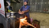Di gerobaknya, terpampang spanduk besar tulisan ‘non-halal’, karena di sini hanya menyajikan isian daging babi saja, tidak ada pilihan daging sapi atau ayam. Banyak pelanggan yang request tidak usah pakai daging babi kecapnya, banyak juga yang request tambah telur dan sebagainya. Foto: detikFood