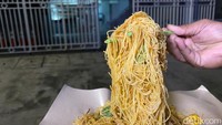 Untuk harganya semuanya Rp 15.000, kalau telur dua jadi Rp 20.000. Karena Koh Anton tak terlalu paham masalah teknologi, jadi sampai sekarang Bakmi Asap belum bisa dipesan lewat aplikasi makanan online. Foto: detikFood