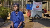 Kalau mau makan ke sini, patokannya tepat di depan SMA Kristen Nazaret. Setiap hari jualan, bisa dari pagi, kalau sekolah libur bisa dari jam 3 sore sampai jam 10 malam. Tempatnya di sini tidak berubah-ubah. Foto: detikFood