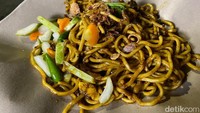 Jika ditanya tentang bumbu spesial, Koh Anton secara gamblang menjawab bahwa keluarganya tidak memiliki racikan rahasia khusus yang tidak boleh diketahui orang-orang. Jenis mienya, Koh Anton mengguakan lomie, bihun beras, dan kwetiau beras. Foto: detikFood