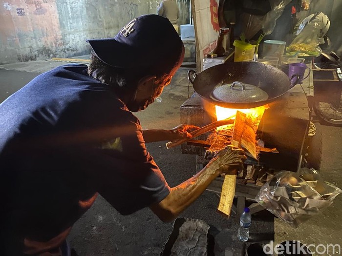 Bakmi Asap, Bakmi ‘Kayu Bakar’ Topping Babi Kecap yang Eksis Sejak 1960