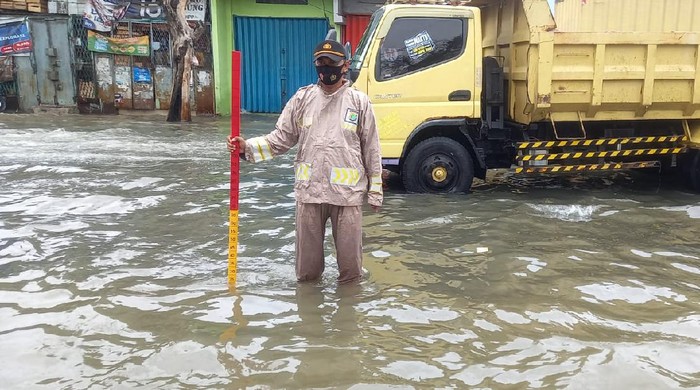 Banjir rob di Jalan Lodan Raya masih ketinggian 25 cm (Dok. Polsek Sunda Kelapa)