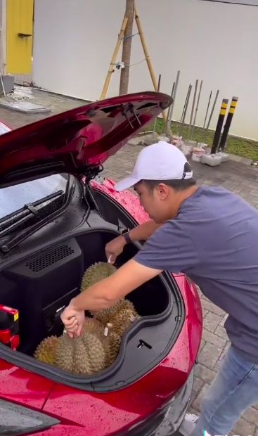 Wow! Crazy Rich Ini Belanja Durian Naik Mobil McLaren Harga Rp 12 Miliar