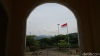 Di lokasi wisatawan saat hari Senin sampai Jumat tidak dikenakan biaya masuk alias gratis. Pengunjung hanya membayar biaya parkir kendaraan Rp 5 ribu. Sedangkan akhir pekan pengunjung biaya masuk dan parkir Rp 8 ribu. (Dian Utoro Aji/detikcom)