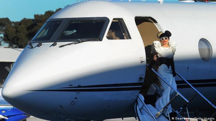 Bintang pop Lady Gaga dengan jet pribadinya di Sydney (Dean Lewins/Getty Images)