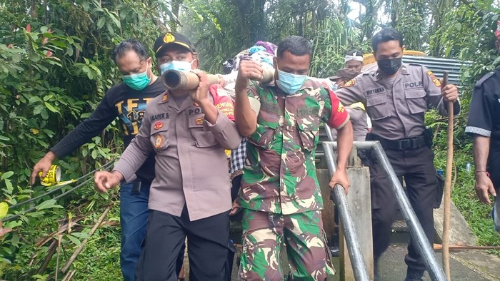 Bule lansia asal Prancis tewas saat daki bukit menuju pura di Karangasem, Bali.