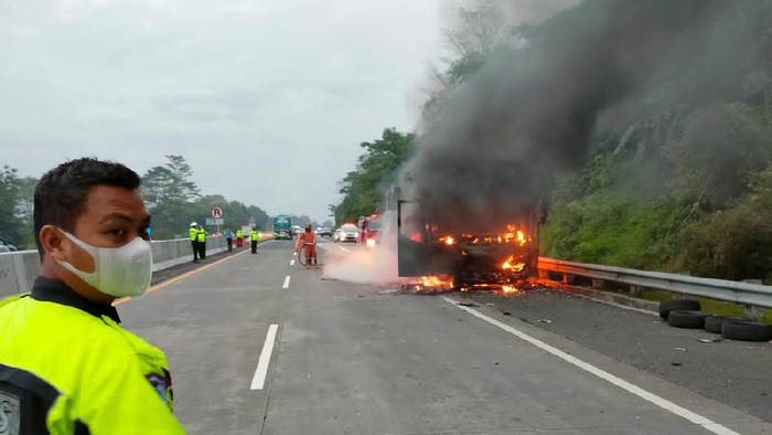 Bus PO Sudiro Tungga Jaya terbakar di Tol Ungaran, 4/12/2021