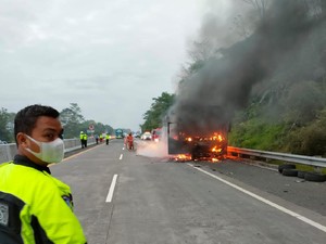 Bus Sarat Muatan Jurusan Tangerang-Yogya Ludes Terbakar di Tol Ungaran
