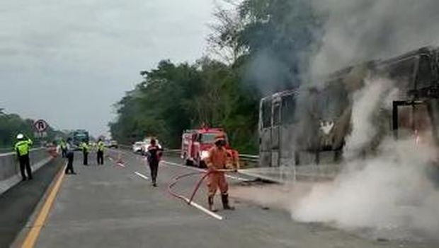 Bus PO Sudiro Tungga Jaya terbakar di Tol Ungaran, 4/12/2021