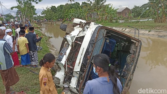 Bus rombongan pengantin terjun ke sungai di Grobogan